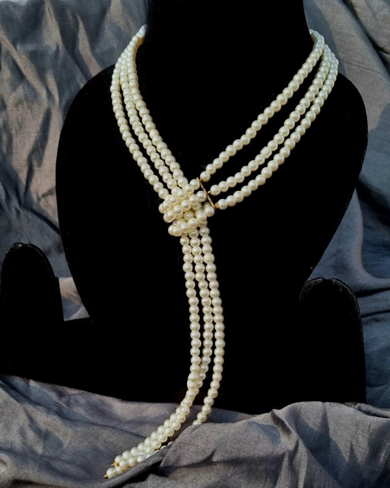 Trendy Pearl V necklace