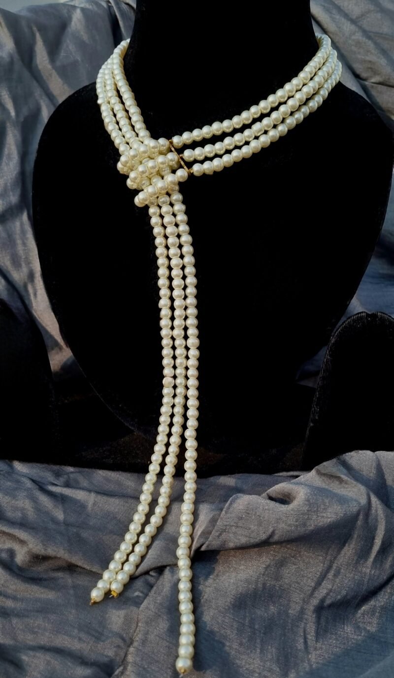 Trendy Pearl V necklace - Image 3