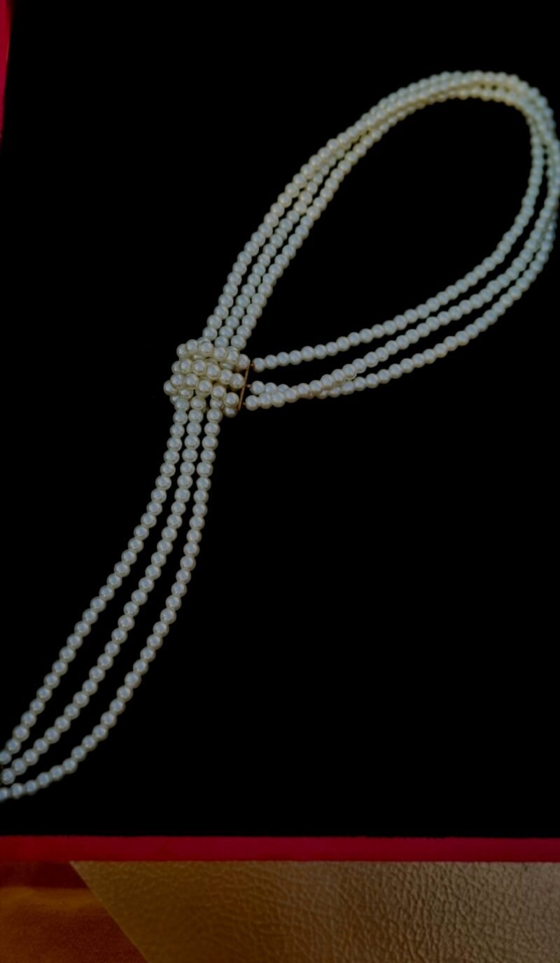 Trendy Pearl V necklace - Image 2